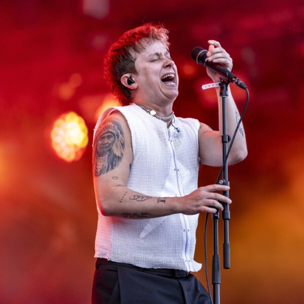 Nothing But Thieves nodigt je uit voor hun club met Welcome To The DCC