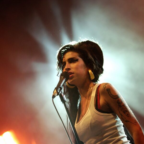 Amy Winehouse bezingt relatieproblemen op You Know I'm No Good