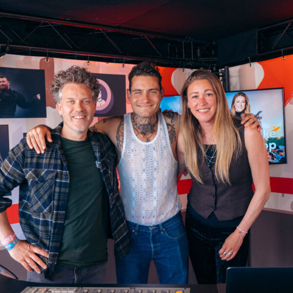 Douwe Bob komt langs in de studio op Pinkpop: 'Ik voel mij beter dan ooit'