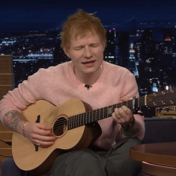 Ed Sheeran debuteert nieuwe single Old Phone live op tv