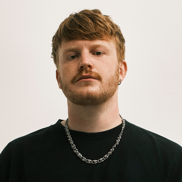 Josua Peter maakt verpletterende eerste indruk met live optreden Bones