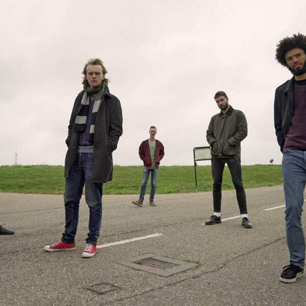 De Literaire Boyband: 'Mensen denken er gaat een bundeltje open en ineens gaat er een shirt uit'