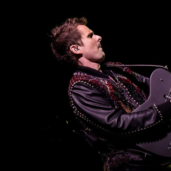 Muse grijpt (letterlijk) terug naar de basis in het onheilspellende Psycho