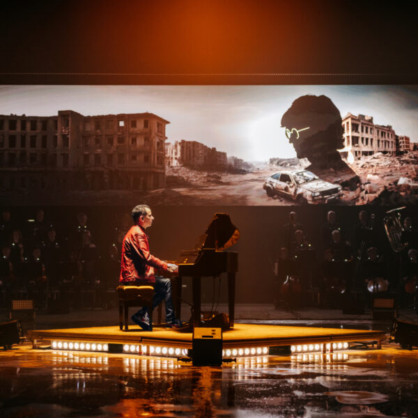 Bekijk hier de indrukwekkende opening van de NPO Radio 2 Top 2000 door Bart Arens uit 2023