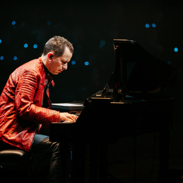 Deze nummers hoorde je tijdens de indrukwekkende Top 2000 opening van Bart Arens