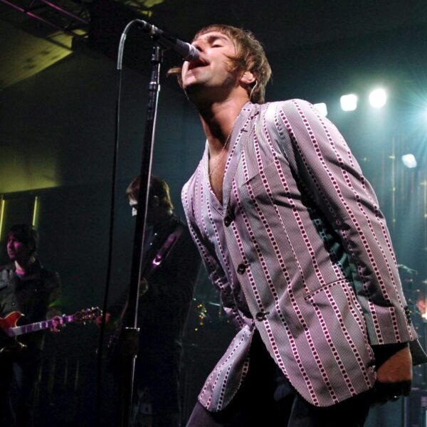 Oasis breekt door dankzij een optreden voor dertig man in Schotland