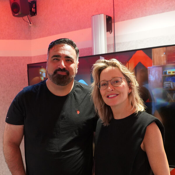 Sinan Can luistert naar Einaudi in oorlogsgebieden: 'Hij is een soort therapeut voor mij geworden'