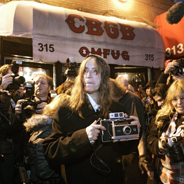 Patti Smith sluit CBGB met marathonoptreden in 2006