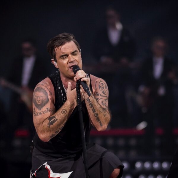 Robbie Williams speelt verrassende gastrol op nieuwe single punkduo Soft Play