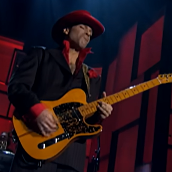 Prince toont zijn vakmanschap in live uitvoering van While My Guitar Gently Weeps