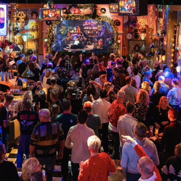 Dit is het dj-team van de NPO Radio 2 Top 2000 in 2024