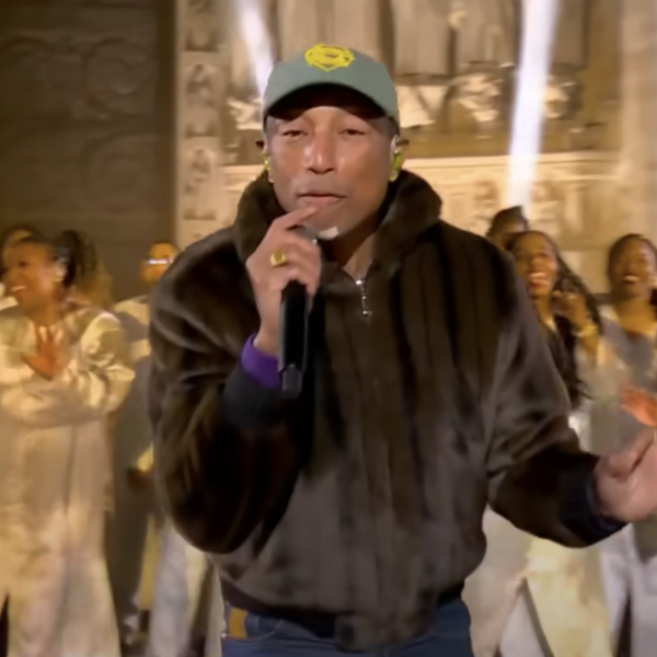 Pharrell Williams zingt Happy met zeventigkoppig koor tijdens heropening Notre Dame