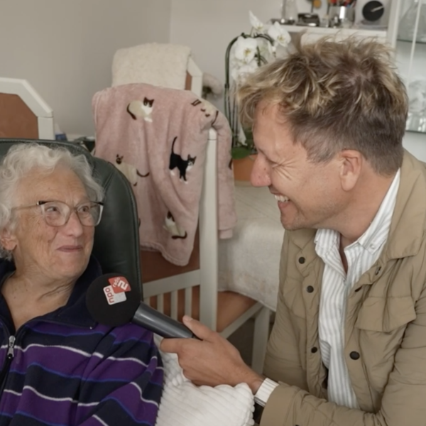 Hennie (89) verrast met weekendje weg met dochters: 'Dat is al jaren niet gebeurd'