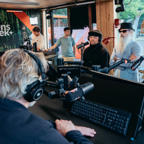 DI-RECT tijdens de NPO Radio 2 Wensweek voor KWF: 'Als iemand steun haalt uit je muziek is dat heel erg fijn'