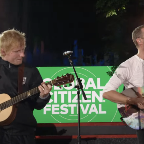 Ed Sheeran en Coldplays Chris Martin verrassen met akoestisch optreden