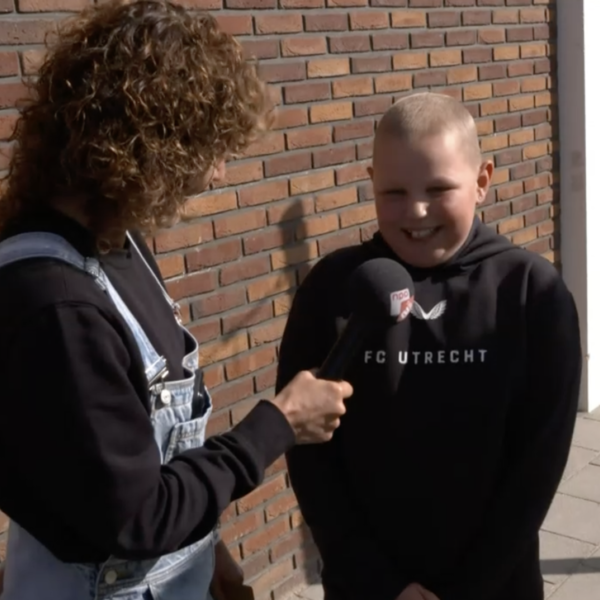 Mikki wordt op school verrast met Bankzitters-merchandise