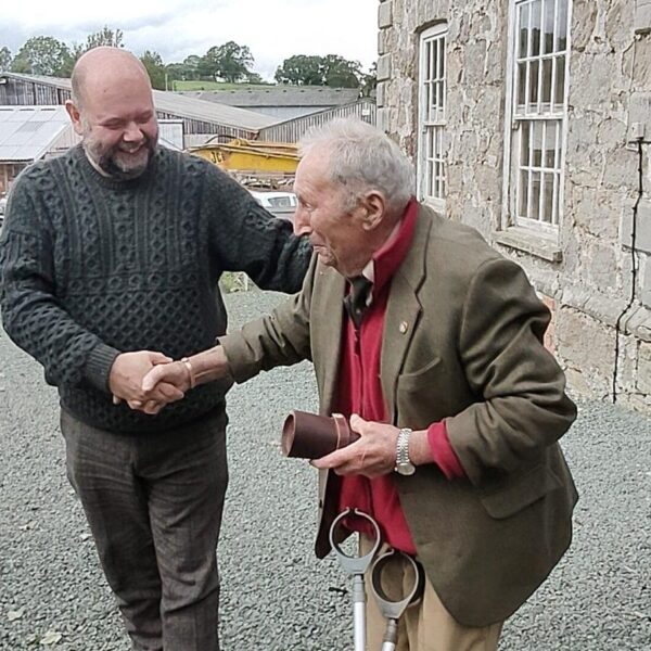 Hoe krijg je een horloge dat 50 jaar in de koeienpoep heeft gelegen weer aan de praat?