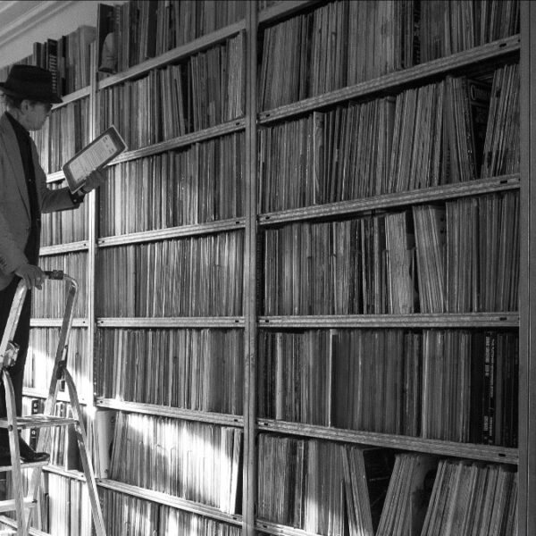 De laatste jazz-plaat in de collectie van Jules Deelders: 'Als 'ie kraakt dan zijn het de huidschilfers van Jules"