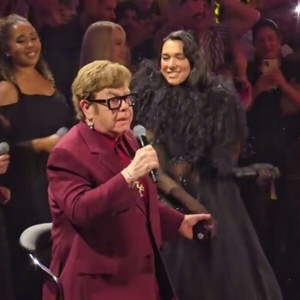 Sir Elton John keer terug op het podium voor duet met Dua Lipa