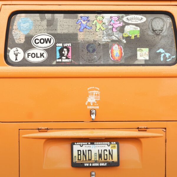 (Band)busje komt zo: met de billen bloot tot aan gestrande bandleden