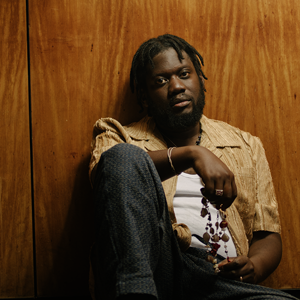 Michael Kiwanuka trakteert op 3 minuten magie met liveversie Lowdown (part i)