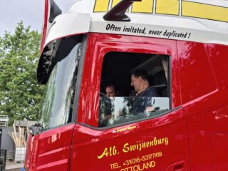 Berts wens komt uit: een rondje mee op de vrachtwagen