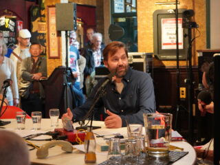 Clublied FC Volendam geschreven in Tweede Wereldoorlog: Schrijver Erik onderzocht clublied-verhalen!