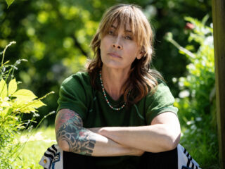 Anouk deelt persoonlijke boodschap achter nieuwe album Set This Thing On Fire