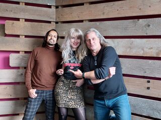 Suzanne en Mike maken kennis met Velveteen Rabbit in De Keiharde Pödcast