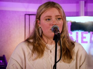 The Voice-winnares Sophia covert Top 2000-klassieker Toen Ik Je Zag