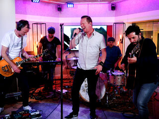 Van Dik Hout geeft een voorproefje van het festivalseizoen bij Giel