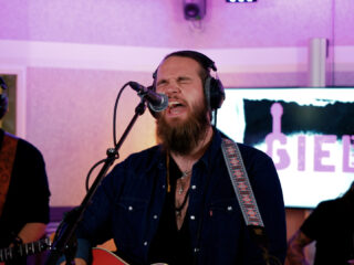 Voltage geeft mini-concert vol publiekslievelingen én Eddie Vedder-cover bij Giel