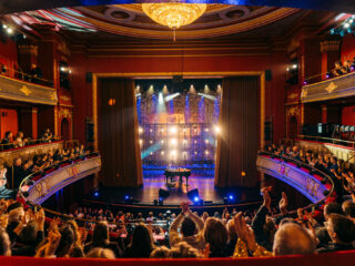 Zo kijk je deze kerstavond de Openingsshow van de Top 2000 met Bart Arens