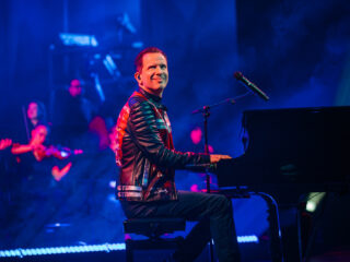 Kijk hier terug: Openingsshow Top 2000 door Bart Arens