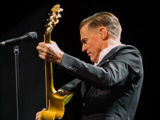 Fan bestormt podium en kaapt microfoon tijdens Bryan Adams-concert