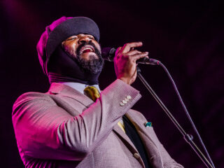 Vier(-en-een-halve) cover van het tijdloze liefdeslied L-O-V-E