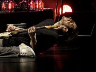 In Scar Tissue bezingen de Peppers de littekens van hun alcohol- en drugsmisbruik