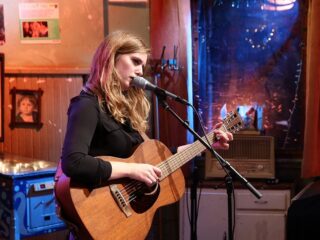 Maaike Ouboter komt met liefdeslied: 'Ik ben vijf keer voor het eerst verliefd geweest'