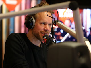 Diggy Dex vertelt over zijn lied Dragen in Holy Hits