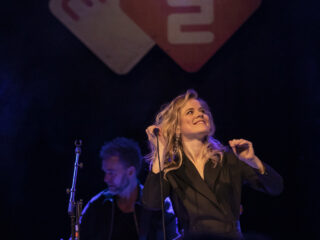 Ilse DeLange pakt NPO Radio 2 TopSong met gloednieuwe single Tainted