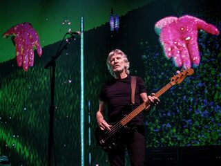 Roger Waters bouwt emotionele muur in klassieker Another Brick In The Wall