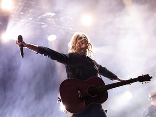 Welk nummer van eigen bodem staat hoger in de Top 2000?