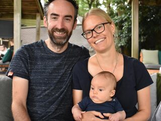 Lieke heeft zich verstopt om haar man te verrassen in Hofleverancier van de Liefde