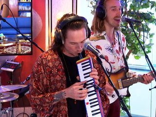 Komodo leert alweer een nieuw instrument voor hun single Lost Kids
