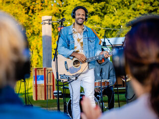 Anne-Mieke bedankt Esther met een livesessie van Alain Clark