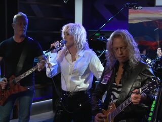 Miley Cyrus covert Metallica-klassieker Nothing Else Matters
