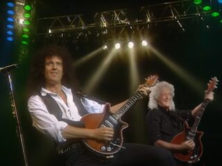 Brian May speelt gitaar met zijn jongere zelf in clip The Time Traveller