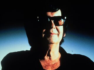Roy Orbison speelt Oh, Pretty Woman met muzikale sterrencast in 1987