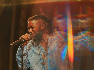 One'sy Muller interviewt zanger Ivan Peroti in de Songlines Podcast