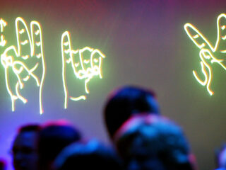 Bekijk Roller Coaster en andere Top 2000-klassiekers in gebarentaal